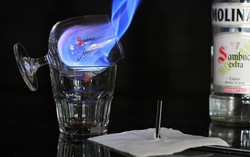 Wajah Wanita Inggris Terbakar Saat Meneguk Flaming Sambuca