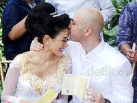 Kecupan Mesra Sang Suami untuk Nikita Mirzani