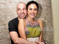 Nikita Mirzani dan Calon Suami Pamer Kemesraan