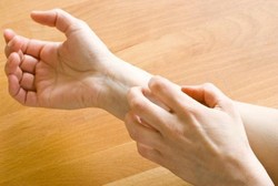 Kulit Melepuh Berisi Air dengan Pola Memanjang? Hati-hati Itu Cacar Ular