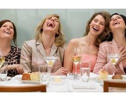 4 dari 10 Wanita Pilih Bersenang-senang dengan Teman Ketimbang Kekasih