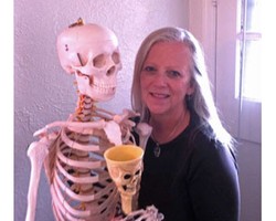 Wanita Ini Traveling Keliling Dunia Ditemani Tengkorak Manusia