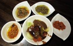 Sulawesi: Sedapnya Ikan Kaneke Bakar Parape Dicocol Sambal Mangga