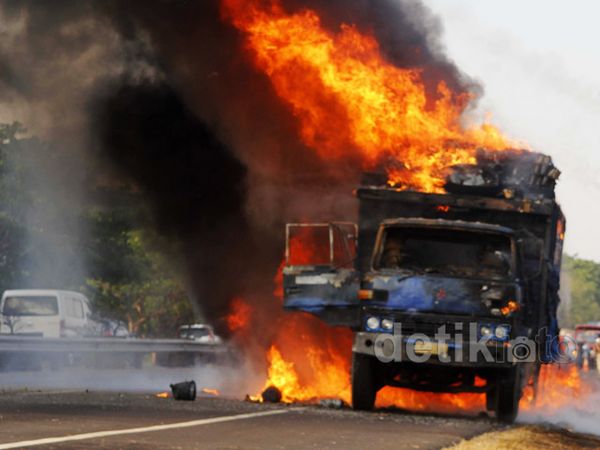 Truk Terbakar di Tol Waru Sidoarjo Truk Terbakar di Tol Waru Sidoarjo