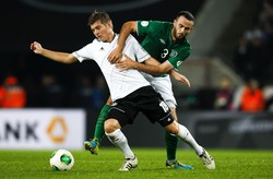 Marc Wilson berusaha merebut bola dari Toni Kroos. Reuters/Ina Fassbender.