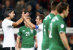 Sami Khedira merayakan gol yang dibuatnya di menit ke-12. Reuters/Ralph Orlowski.