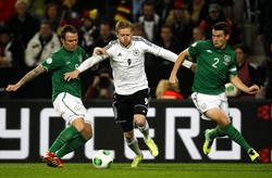 Andre Schuerrle (tengah) berusaha melewati Glenn Whelan dan Seamus Coleman. Dalam pertandingan ini, Andre Schuerrle membobol gawang Irlandia di menit ke-58. Reuters/Ina Fassbender.