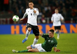 Mesut Oezil berusaha melewati Ciaran Clark. Dalam pertandingan ini, Oezil menyumbangkan satu gol untuk Jerman. Gol itu dicetak di menit ke-90. Reuters/Ralph Orlowski