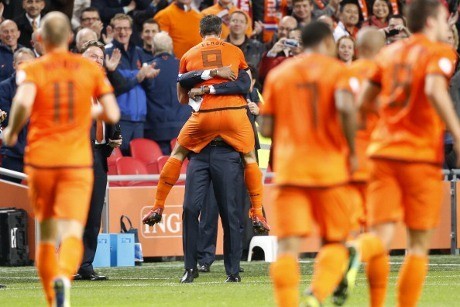 Van Persie Trigol, Belanda Pesta Gol 8-1