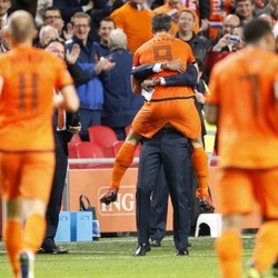 Van Persie Trigol, Belanda Pesta Gol 8-1