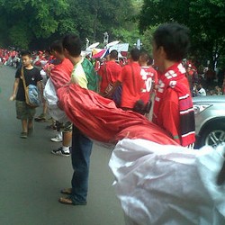 Dukung Timnas, Steven Dkk. Bawa Bendera Raksasa ke GBK
