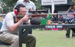 Saat Ahok Menembak Sasaran dengan Senjata Laras Panjang