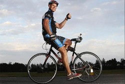 Rekor Dunia! Andrew Bersepeda Mundur Selama 24 Jam dengan Jarak 337 Km