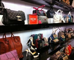 Koleksi Terbaru yang Edgy dari Guess Accessories