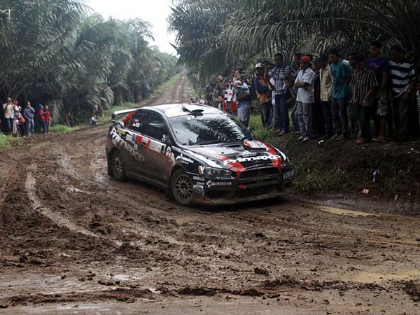 Rizal Sungkar Rebut Posisi Teratas Reli Indonesia