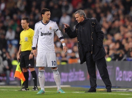 Oezil Masih Sering SMS-an dengan Mourinho