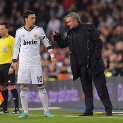 Oezil Masih Sering SMS-an dengan Mourinho