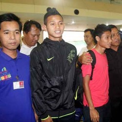 Mudik, Evan Dimas cs Langsung Dikerubuti Fans di Bandara