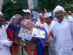 Bedug Peserta Parade Diangkut Gerobak Sampah Pemberian Jokowi