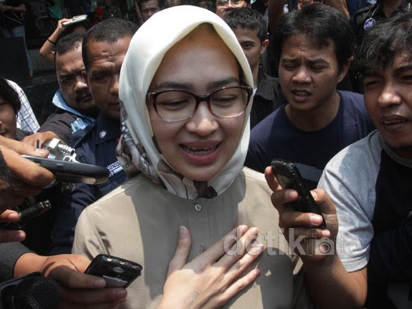 Airin Jenguk Suami di Rutan KPK