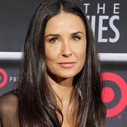 Demi Moore Shock Lihat Mila Kunis Kenakan Bajunya