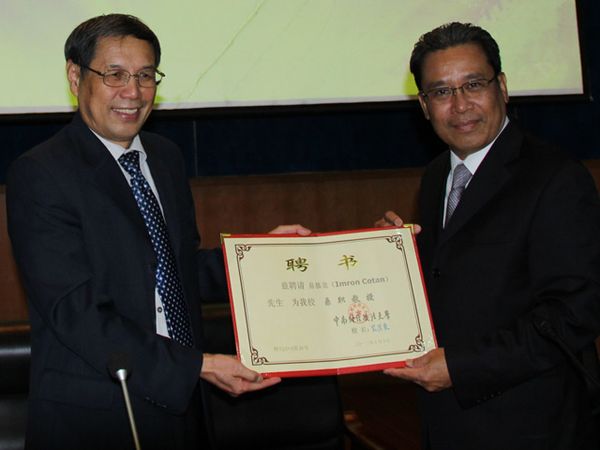 Dubes RI Raih Gelar Professor Kehormatan