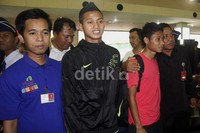 Para penggemar yang sedang berada bandara langsung mengerubuti kelima pemain tersebut untuk mengajak foto bersama. Salah satu pemain yang cukup menjadi buruan saat itu adalah Evan Dimas, kapten tim sekaligus pemain yang mencetak trigol ke gawang Korsel. Bruriy Susanto/detikcom.