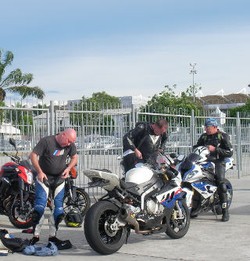 Melintasi Berbagai Negara dengan Motor Demi MotoGP