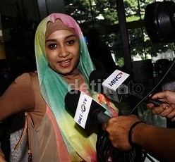 Sefti Bawa Ketupat Opor Buat Fathanah di KPK