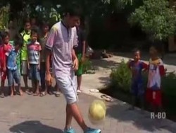 Evan Dimas Latih Sepakbola di Kampung Halaman