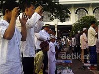 Ribuan Warga Salat Idul Adha di Masjid Al Akbar Surabaya
