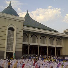 Pakde Karwo dan Gus Ipul Salat Id Bareng Warga di Masjid Al Akbar