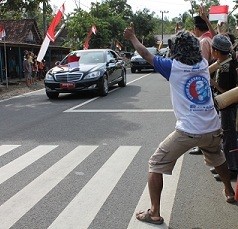 Pulang Kampung, SBY Disambut Seni Rontek