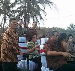Presiden SBY Bersama Keluarga Nikmati Sunset di Pantai Klayar
