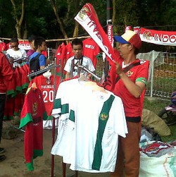 Lawan China Tanpa Penonton, Pedagang Tetap Buru Rezeki di GBK