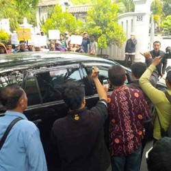 Hadang Timwas Century DPR, Ratusan Orang Sweeping Mobil di PN Surakarta