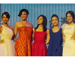 Foto: Agni Pratistha Cantik dengan Tenun Bali di Taipei