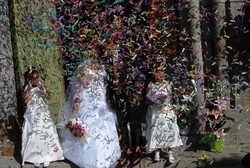 Ibu Sekarat karena Kanker Payudara, 3 Bersaudara Menikah di Hari yang Sama