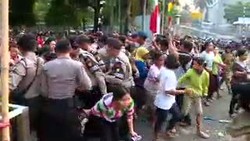 Dikepung Ibu-ibu, Polisi di Istiqlal Kewalahan