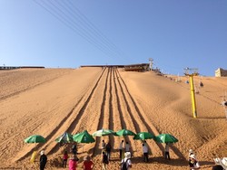 Uji Adrenalin, Meluncur dari Atas Bukit Pasir China