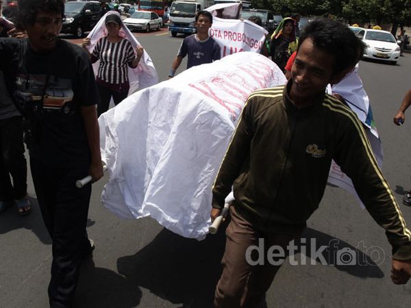 Keranda Mayat Diarak di Bundaran HI