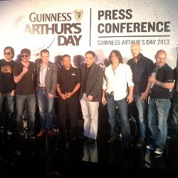 Vokalis Firehouse Terkesan dengan Penggemar di Indonesia