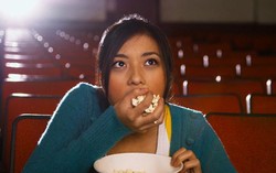 Makan Popcorn di Bioskop Membuat Orang Kebal terhadap Efek Iklan