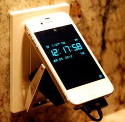 Cara Unik Charging Ponsel: Diengkol Sampai Api Unggun