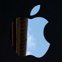 Merapat ke Apple, Ex-CEO Burberry Ditantang Taklukkan China