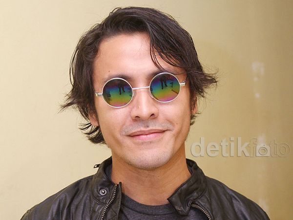 Gaya Ello dengan Kacamata John Lennon