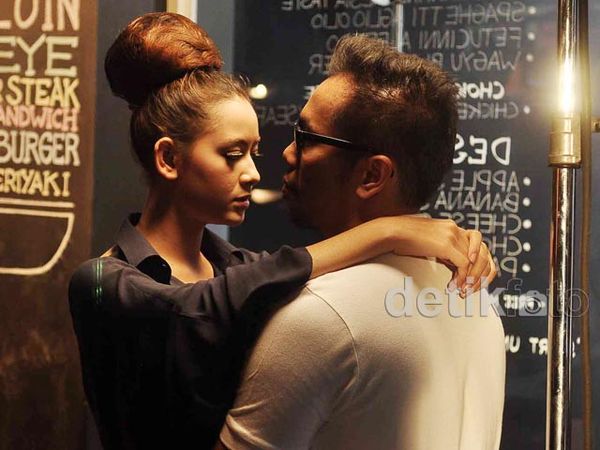 Sammy Simorangkir Mesra dengan Model di Video Klip