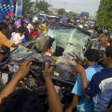 Avanza Tabrak Truk Parkir, 2 Tewas dan 2 Orang Kritis