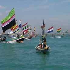 Nelayan Tuban Larung Sesaji dan Pancang Kepala Kerbau