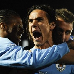 Cavani-Suarez Bikin Gol, Uruguay Kalahkan Argentina 3-2